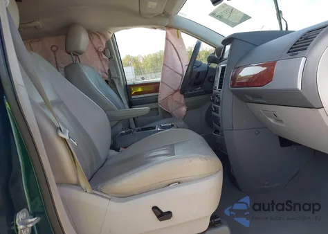 2009 Chrysler Town & Country Touring из США, поврежденный, VIN 2A8HR54139R536333